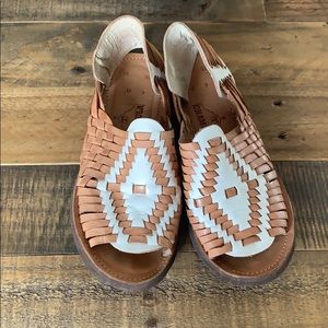 Chamula hurrache sandals, tan and white